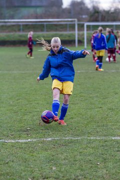 Bild 24 - B-Juniorinnen TSV Gnutz o.W. - SV Henstedt Ulzburg II : Ergebnis: ca. 5:0